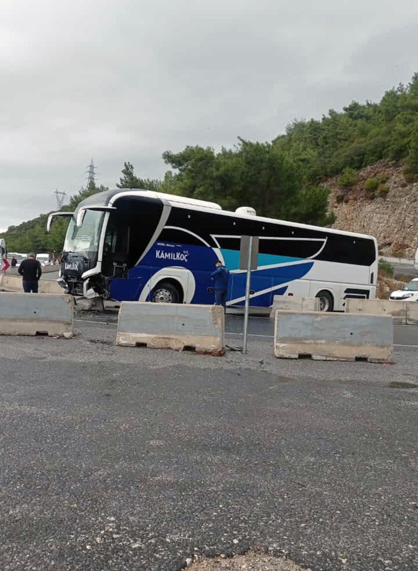 Sakar’da korkutan kaza! Yolcu otobüsü refüje çarpıp karşı şeride geçti