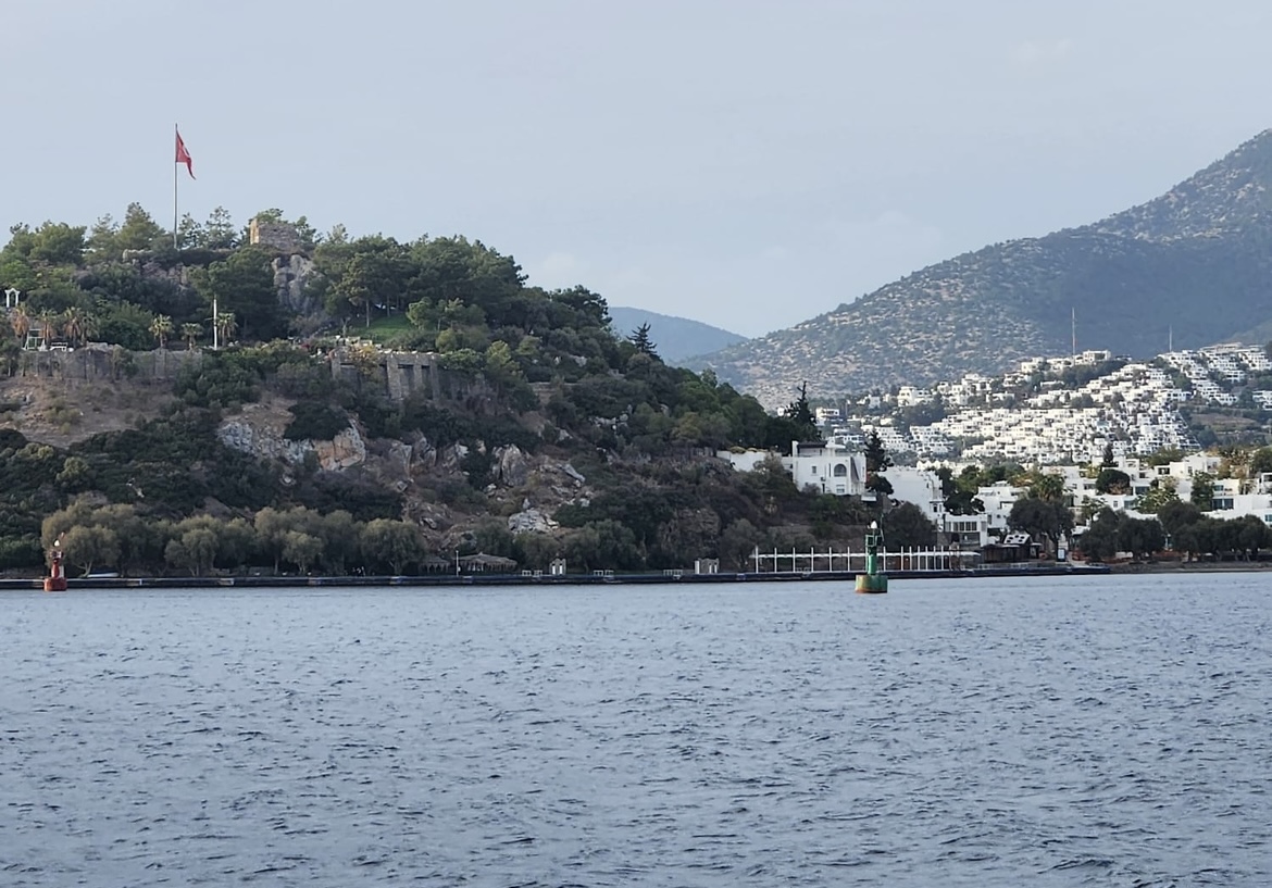 Bodrum Askeri Kamp’ta makine arızası nedeniyle bayrak yarıya çekilemedi