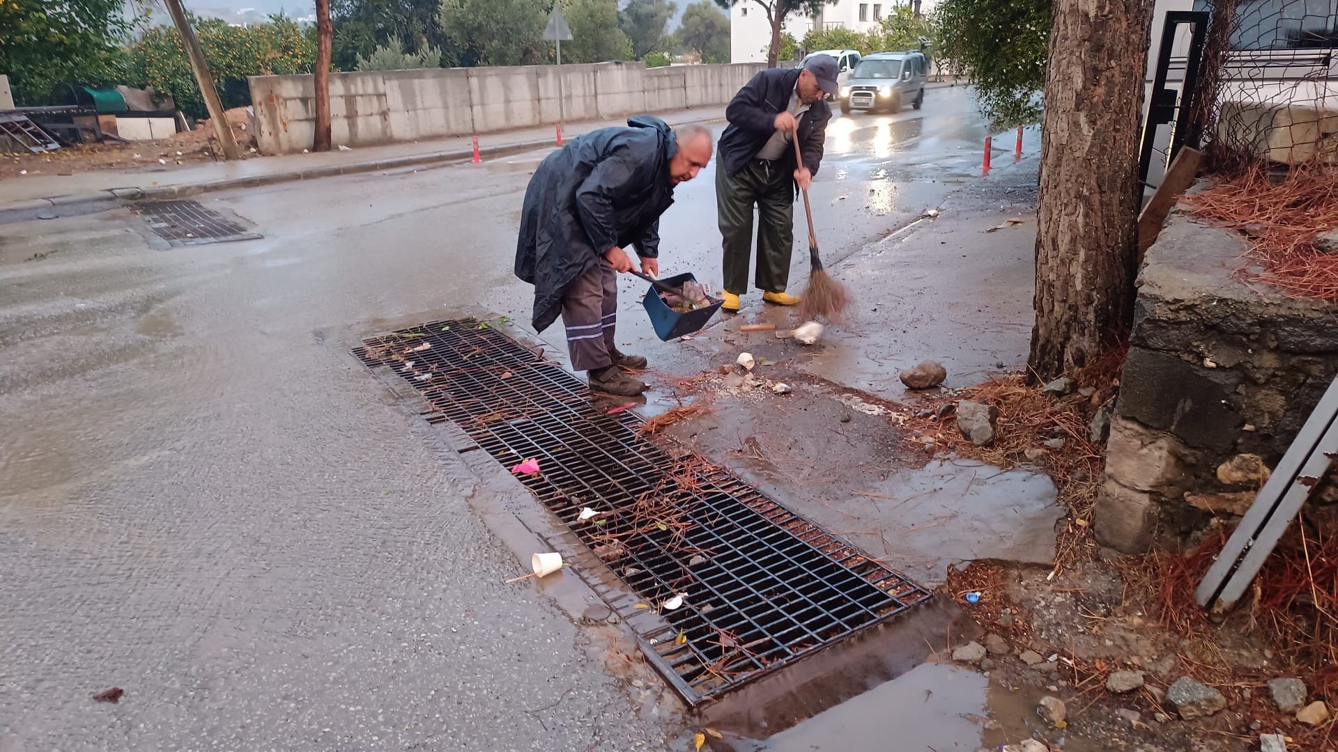 Belediye ekiplerinden yağmur mesaisi