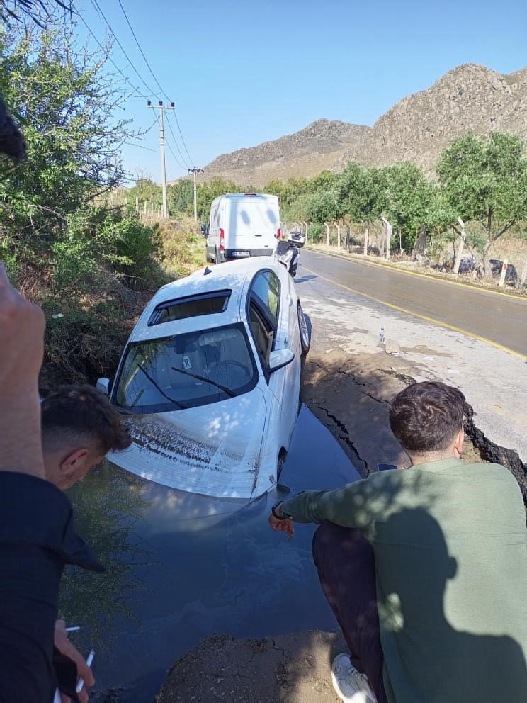 Patlayan isale hattı sonucu oluşan dev çukura otomobil düştü! 