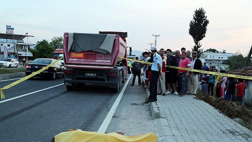 Seyir halindeki tırdan düşüp öldü