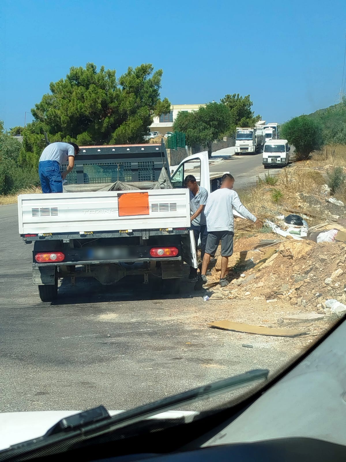 Çöpleri önce attılar, sonra geri topladılar