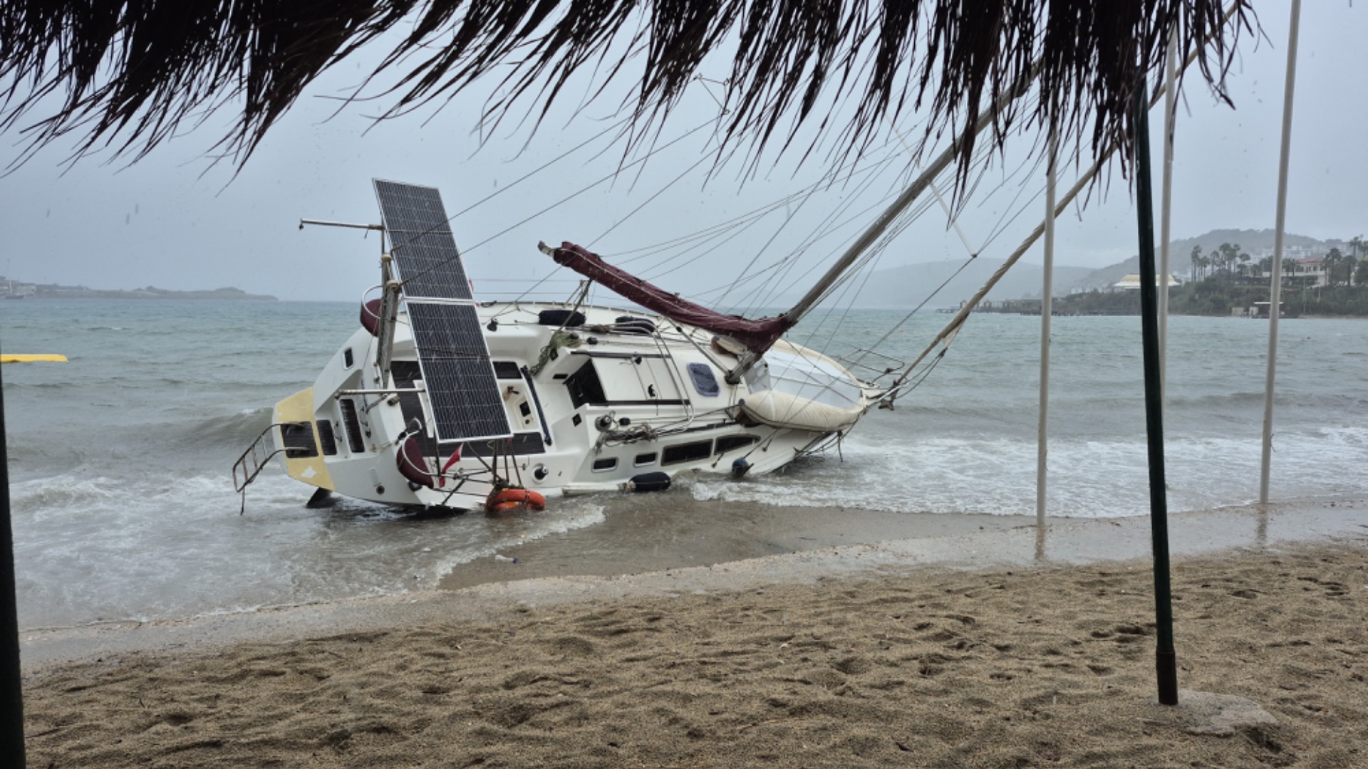 Bodrum’da etkili olan fırtınada yelkenli tekne karaya vurdu