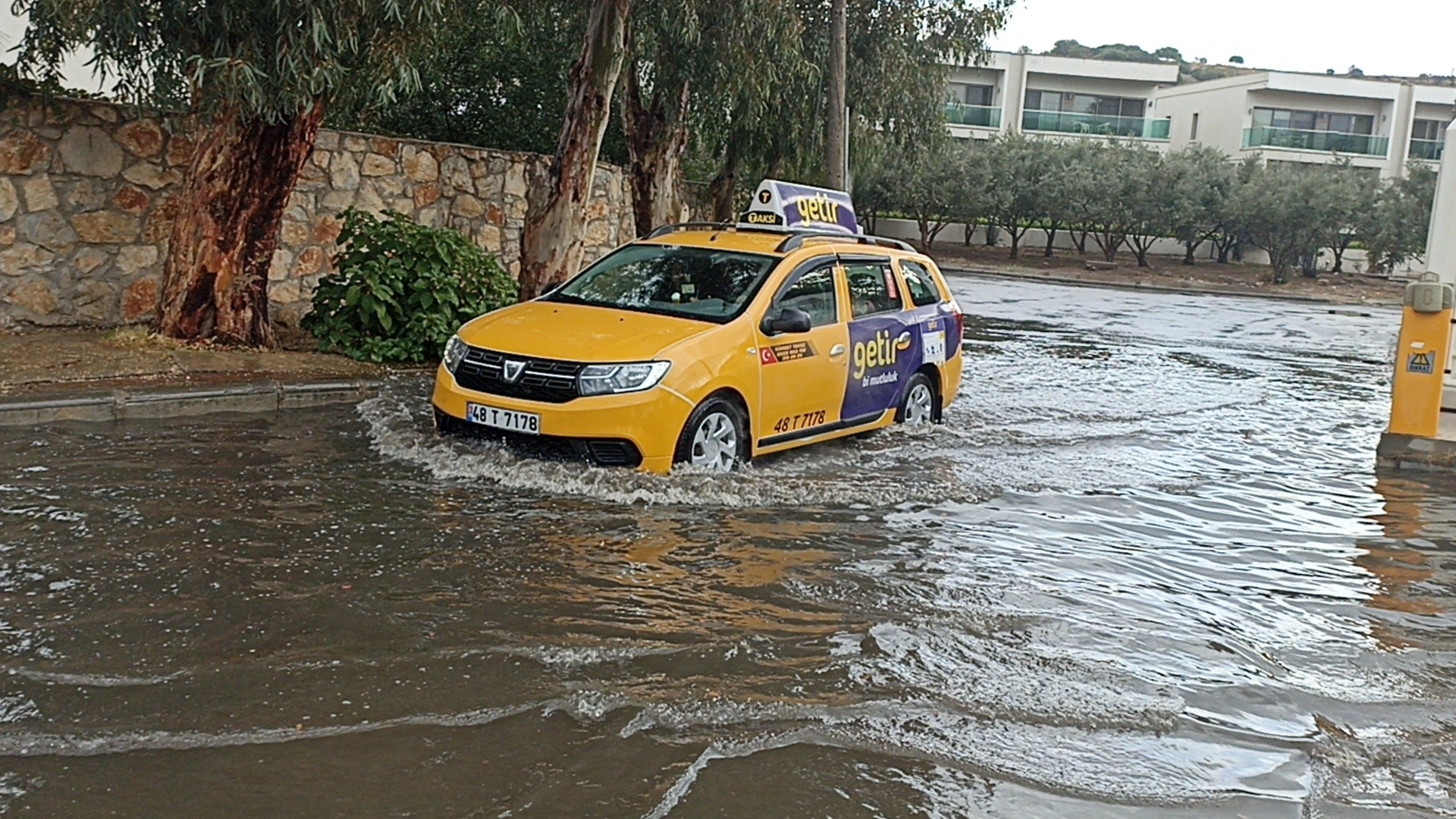  Bodrum'da güneşli ve sıcak hava, yerini yağmura bıraktı