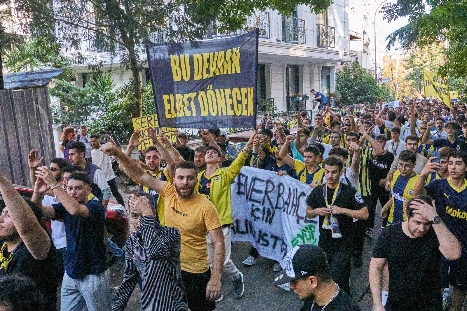 Fenerbahçe taraftarı Kadıköy'de Ali Koç ve yönetimini protesto etti