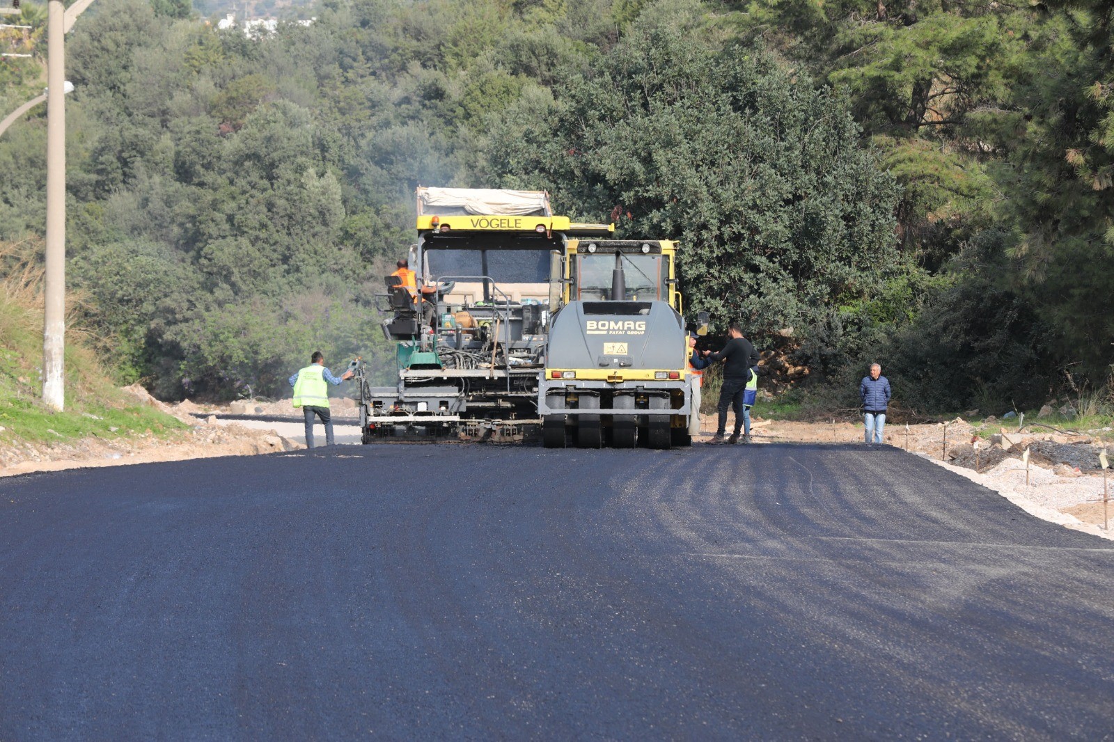 Yaz aylarında tepkilere neden olan cadde, sıcak asfaltla kaplandı