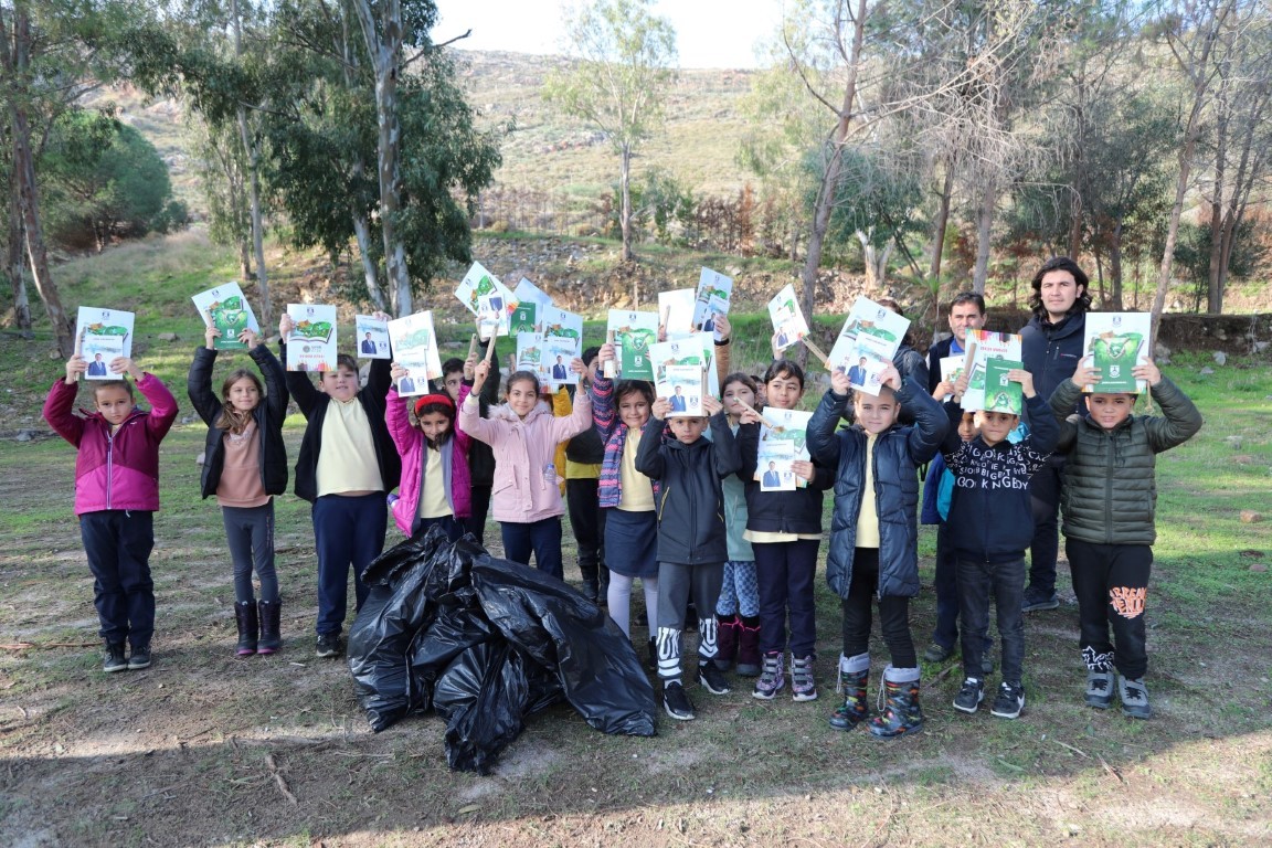 Minik öğrenciler Bodrum sahilini pırıl pırıl yaptı