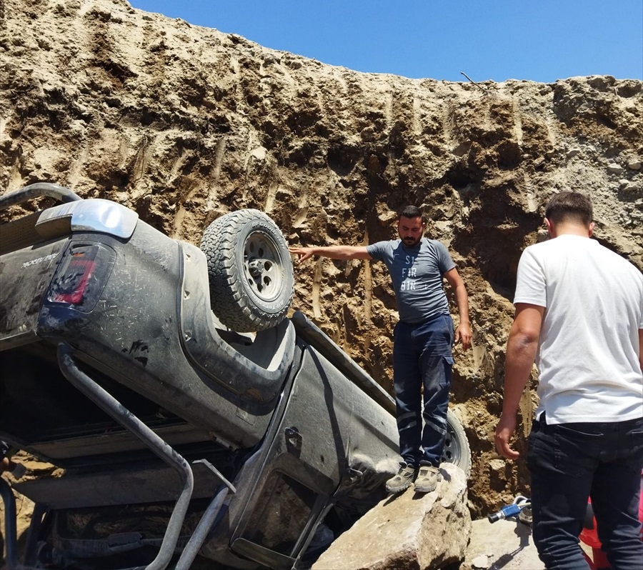 BODRUM'DA KONTROLDEN ÇIKIP DEVRİLEN KAMYONETTEKİ SÜRÜCÜ KURTARILDI