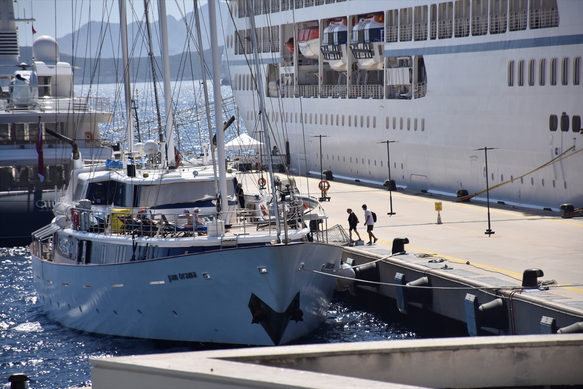 BODRUM'DA DENİZ TURİZMİNDE HAREKETLİLİK YAŞANIYOR