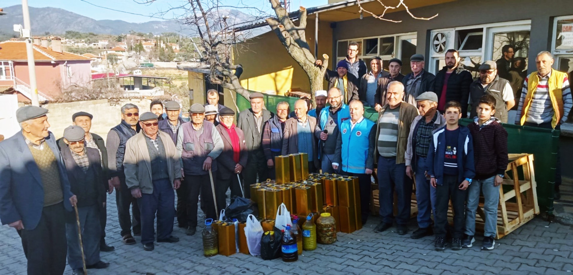 Köylülerden depremzedelere zeytinyağı, turşu ve zeytin yardımı