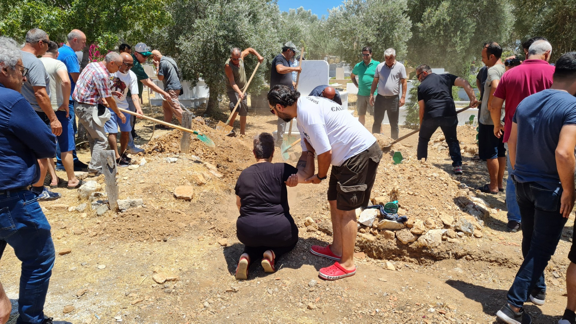 Cinayete kurban giden, cesedi kum dolu çuval içerisinde bulun Ümit Erol, toprağa verildi