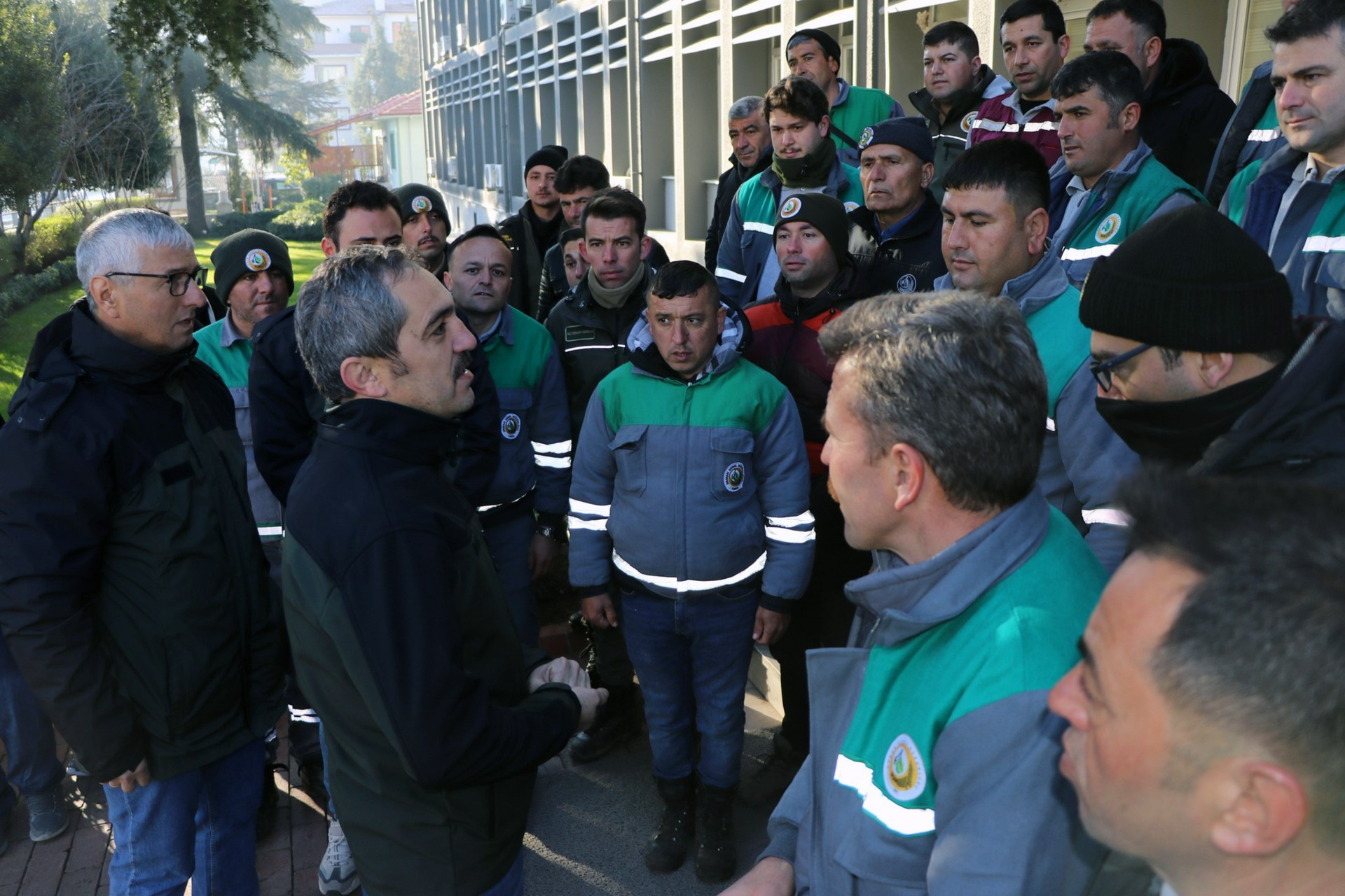 Alev savaşçıları yanan yüreklere su serpmek için yola çıktı