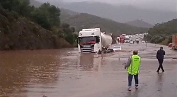 Milas'ta sağanak yağmur etkili oldu