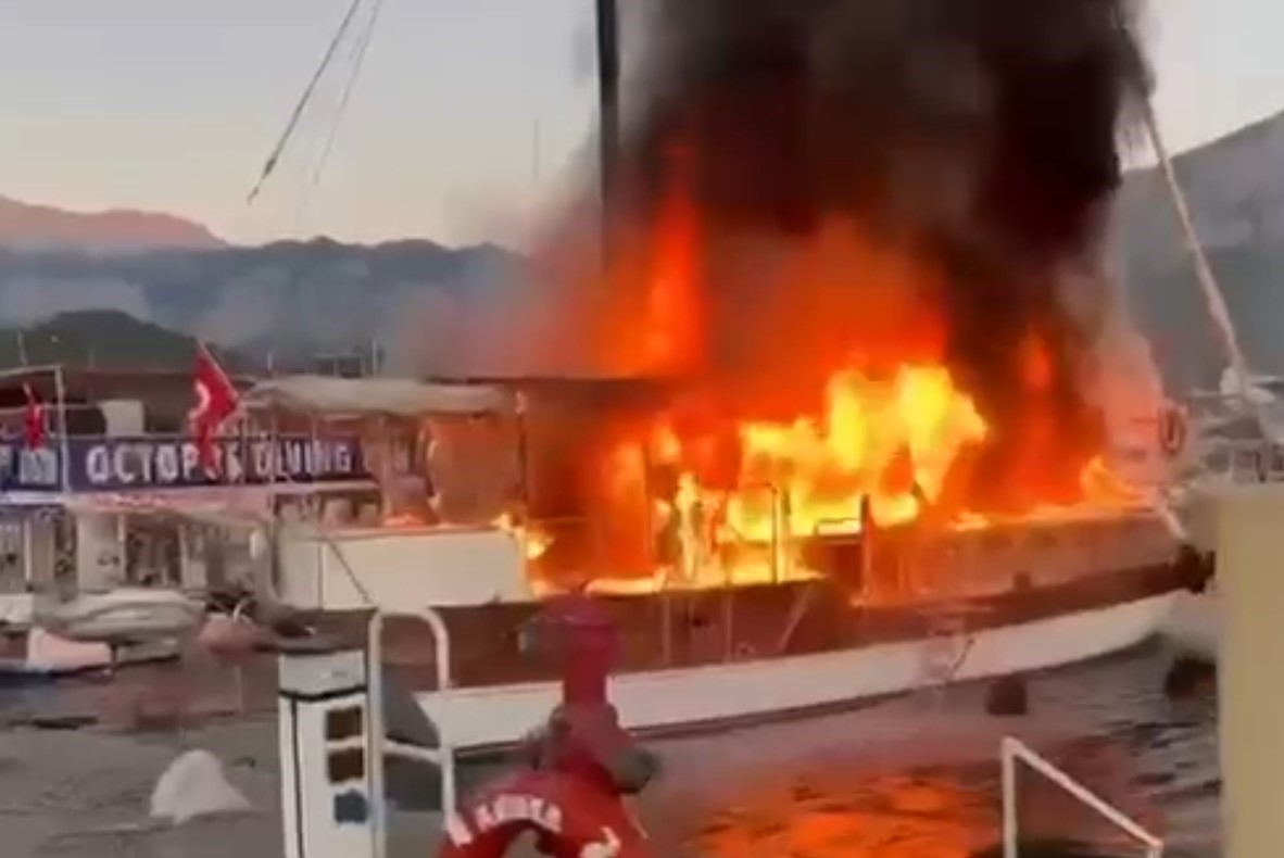 Kemer’de tekne alev alev yandı, yangının sıçradığı 2 teknede de hasar oluştu