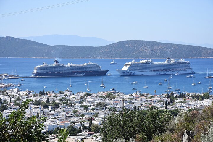 Mein Schiff 5 ve Aroya kruvaziyerleriyle Bodrum’a 3 bin 308 yolcu geldi