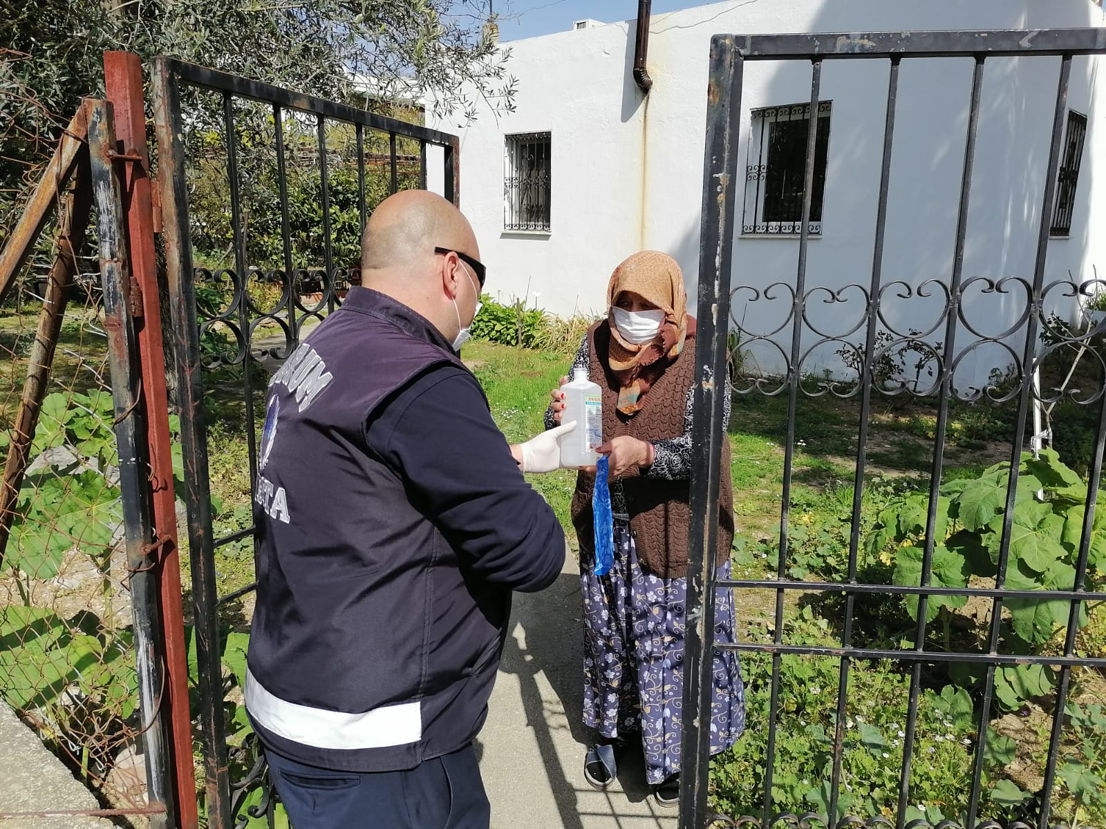 BODRUM’DA 65 YAŞ ÜSTÜ VATANDAŞLARIN YARDIMINA ZABITA KOŞUYOR