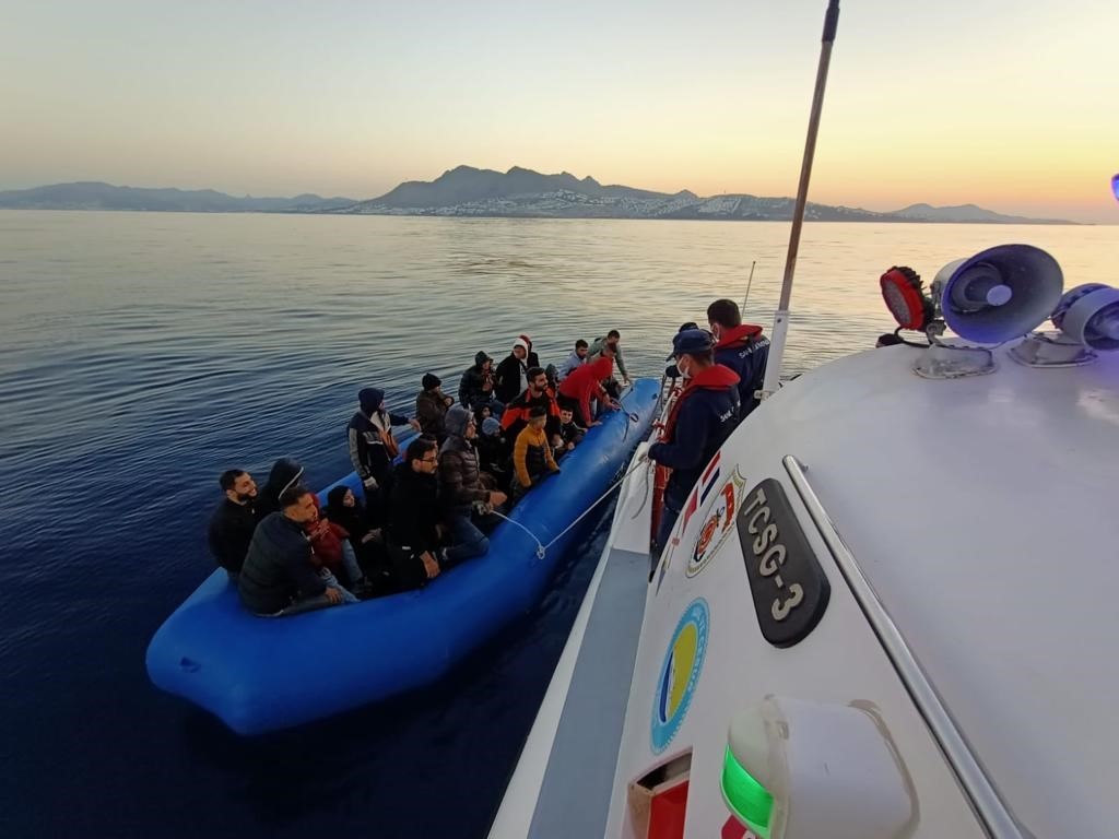 Bodrum açıklarında 18 düzensiz göçmen yakalandı, 65 düzensiz göçmen kurtarıldı