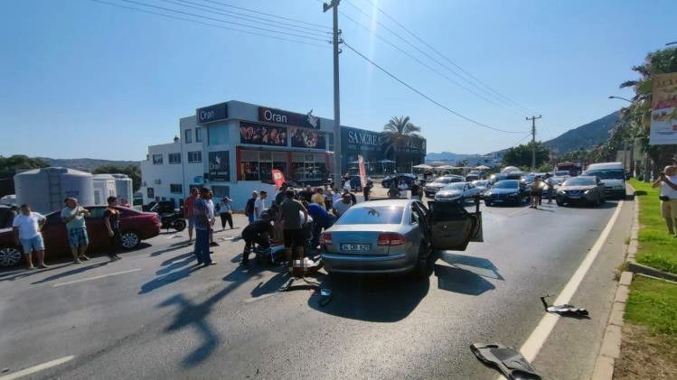 Otomobil minibüse çarptı, ortalık savaş alanına döndü: 14 yaralı