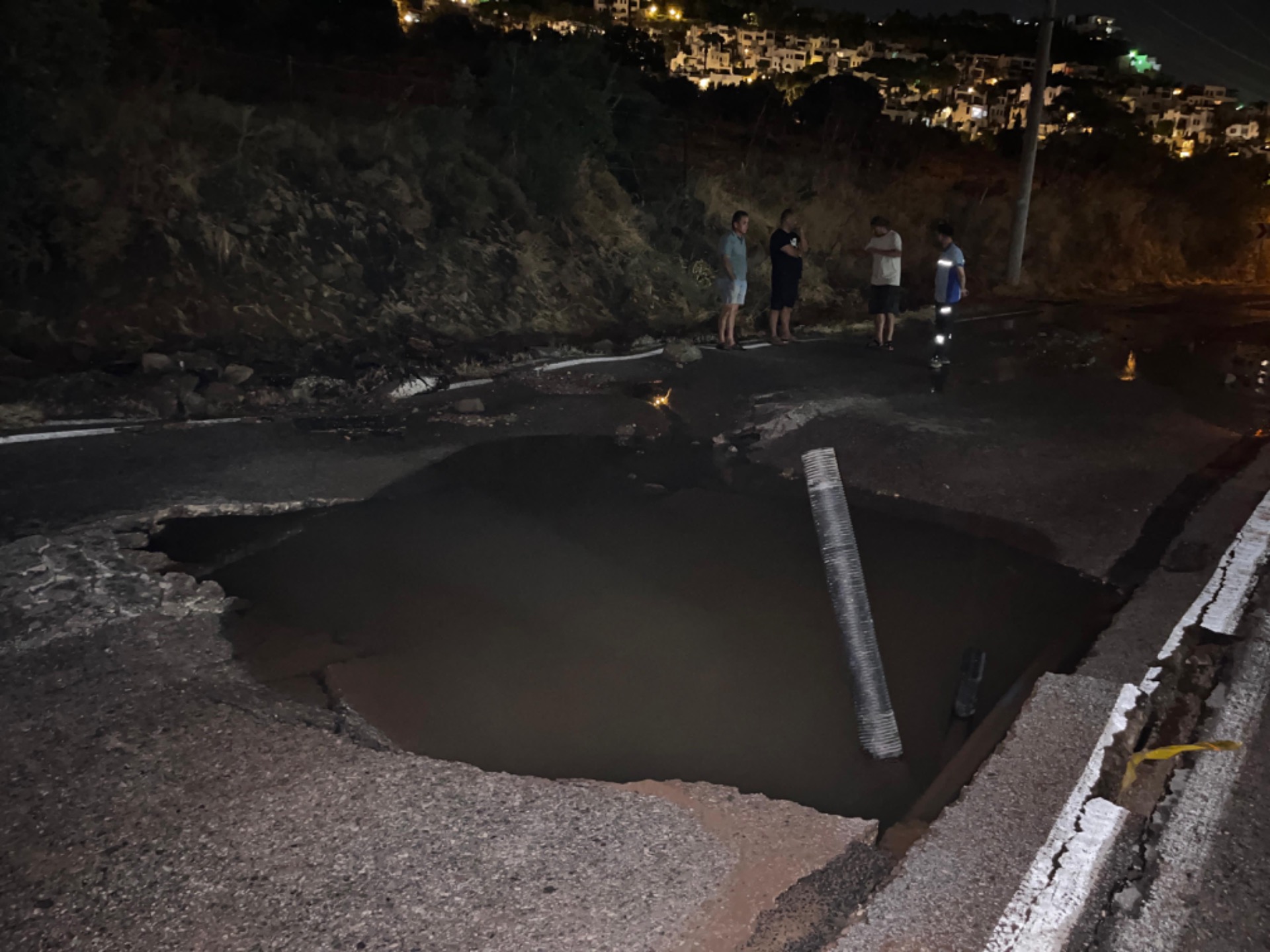 Bodrum'da su hattı bomba gibi patladı, yine tonlarca su israf oldu