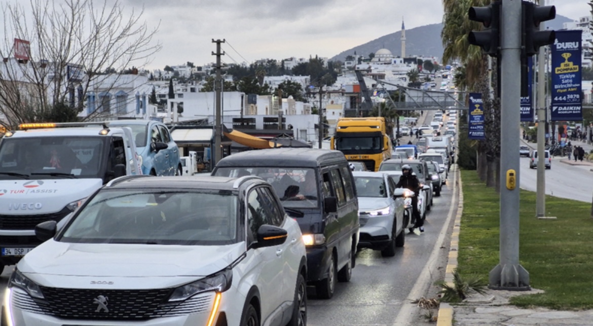 Bodrum’da trafik kaosu yaşanıyor: 'Bu nasıl akıllı ışık sistemi?!'