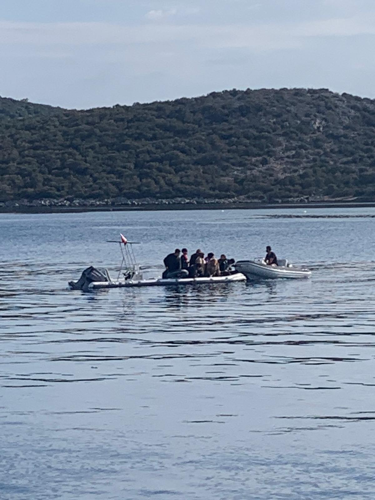 Batmak üzere olan bottaki göçmenleri tekneciler kurtardı