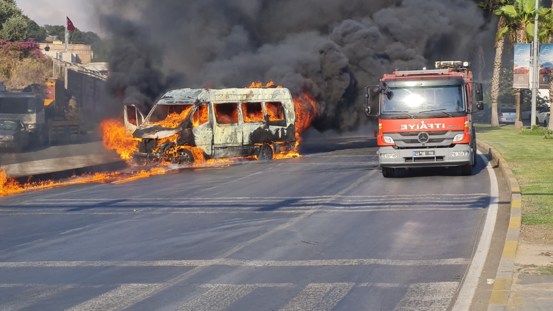 Bodrum’da minibüs alev topuna döndü! (Haberin Detayları) 