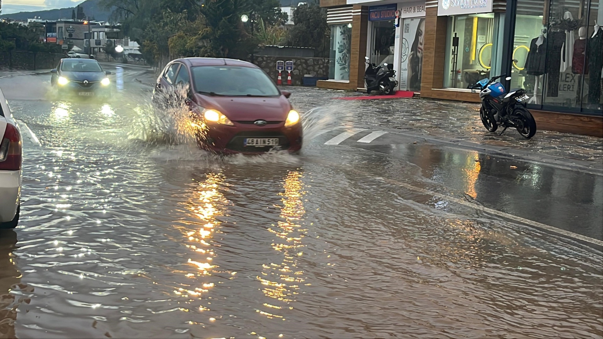 Bodrum’da sağanak yağış etkili oldu