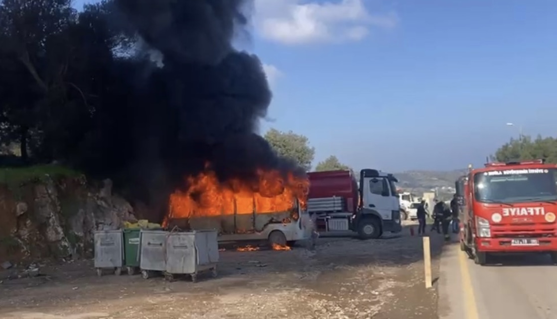 Park halindeki minibüs alev alev yandı