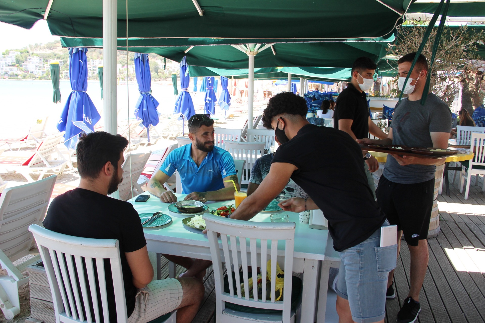 BODRUM'DA VATANDAŞLAR KAFE VE RESTORANLARA AKIN ETTİ