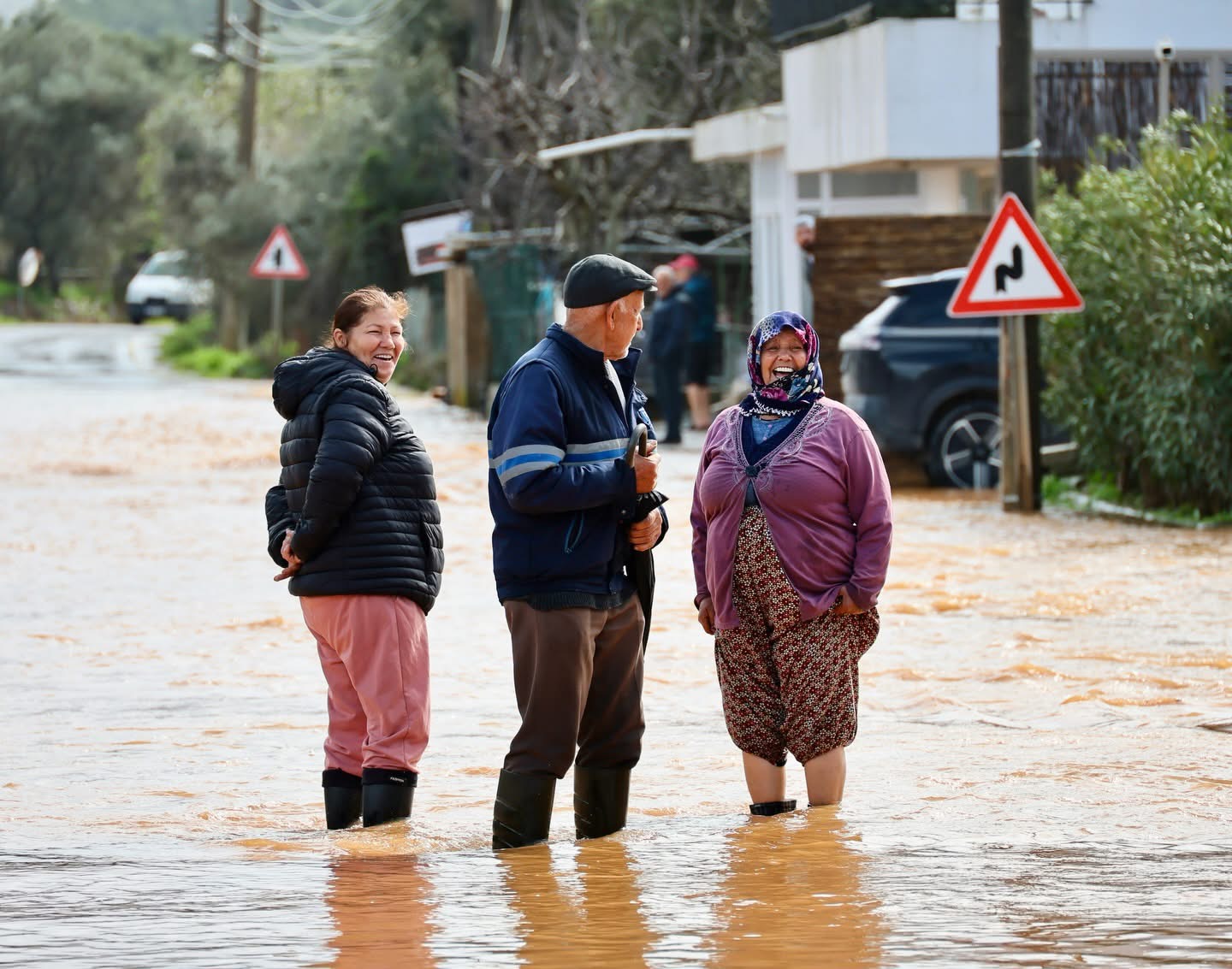 Bodrum’da Sağanak Alarmı: Yollar Kapandı, İş Yerlerini Su Bastı