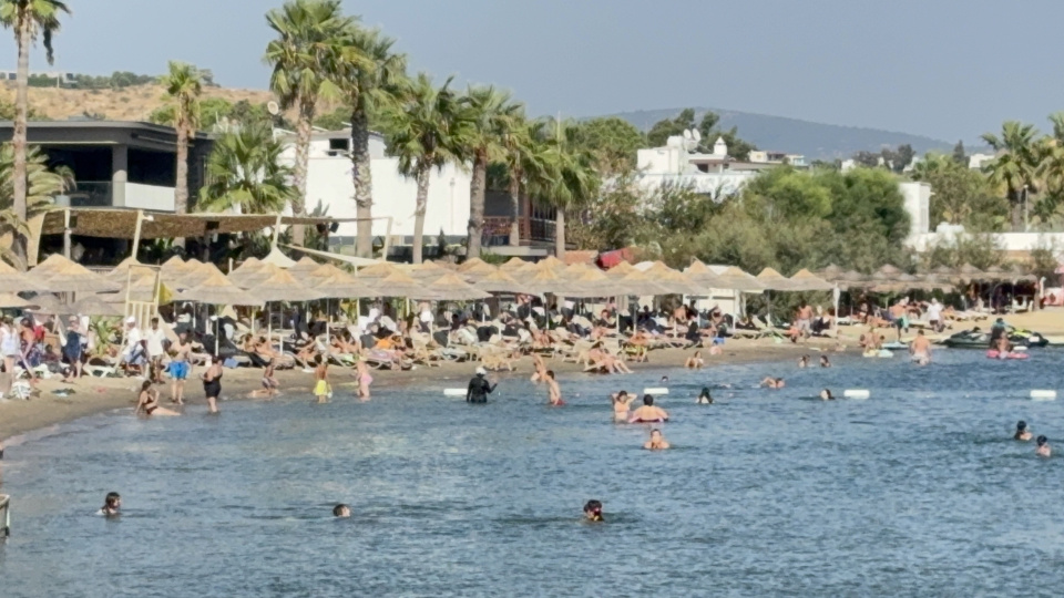 Bodrum'da kavurucu sıcaklardan bunalan tatilciler sahillerde denize akın etti
