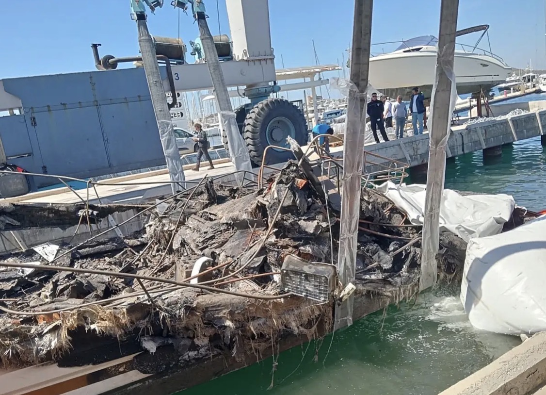 Batan yatların enkazı çıkarılıyor