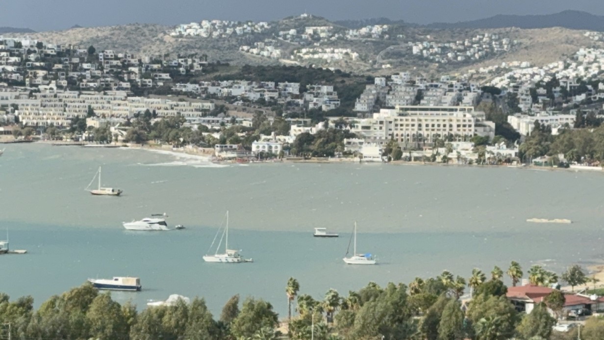 İzmir ve Muğla'yı sağanak vurdu! Bodrum'da denizin rengi değişti, Foça sular altında kaldı