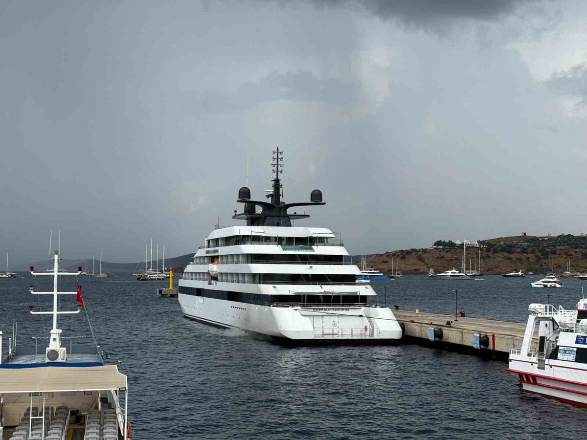 Mikonos'tan gelen kruvaziyer Emerald Azzurra, 100 yolcusuyla Bodrum'a yanaştı
