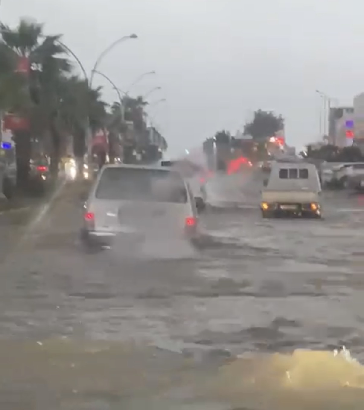 Bodrum’da Şiddetli Fırtına ve Sağanak Yağış Hayatı Olumsuz Etkiliyor