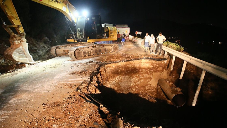 Bodrum'da içme suyu isale hattı patladı, yol çöktü