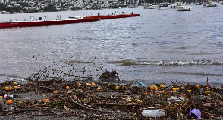 Bodrum'da plastik atıklar kıyıya vurdu
