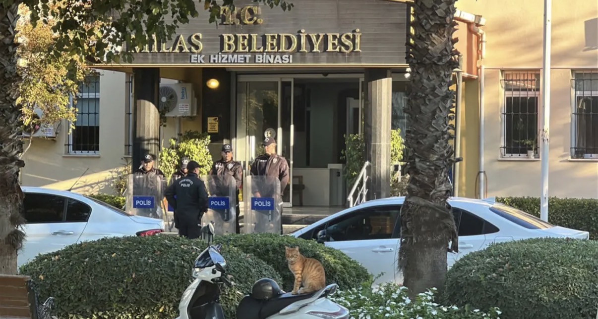 SON DAKİKA! Milas Belediyesi'ne operasyon! Belediye Başkanı ve oğlu dahil 29 gözaltı