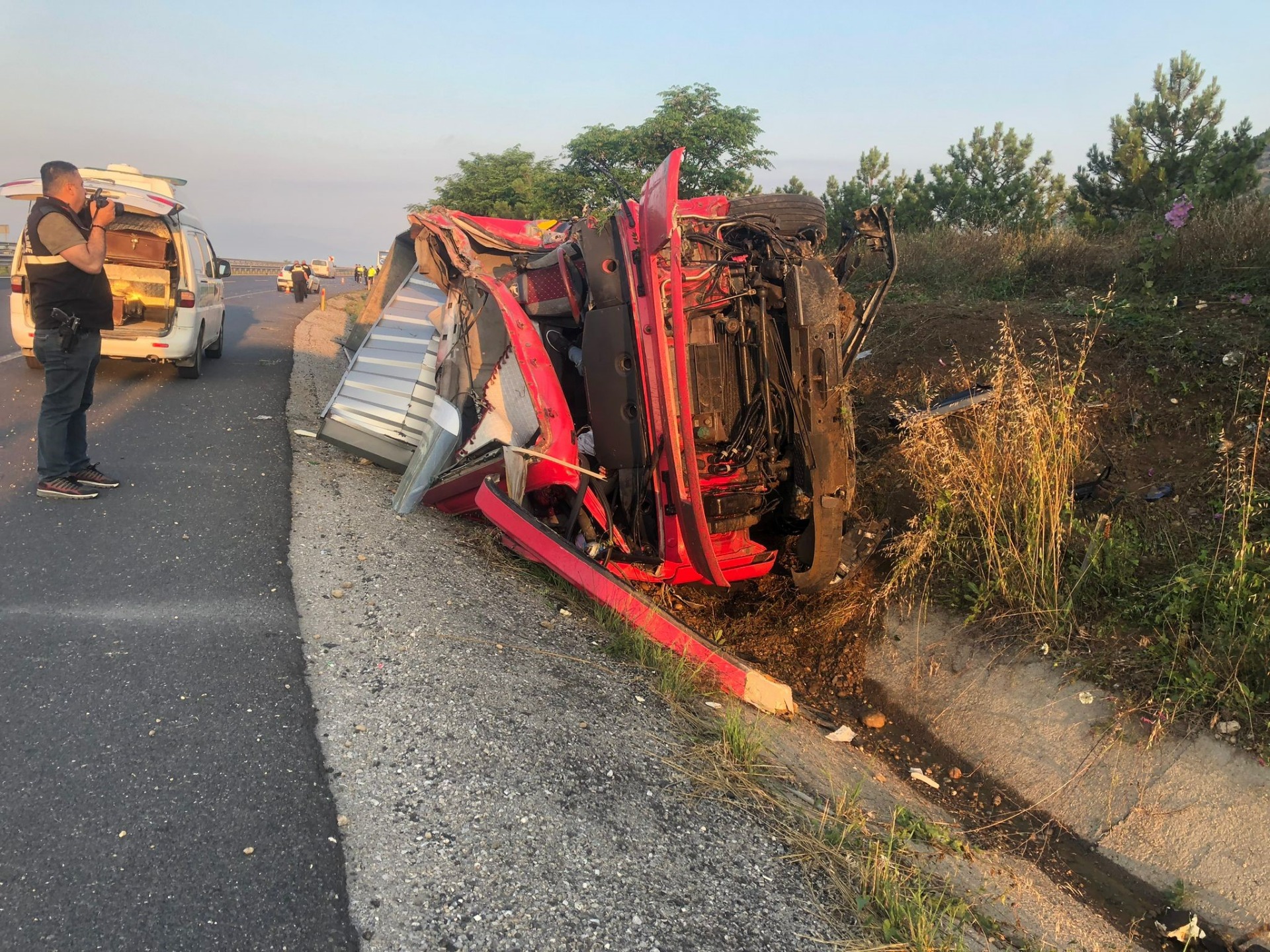 Karşı şeride geçen tır, Bodrum otobüsü ile kafa kafaya çarpıştı: 2 ölü, 6’sı ağır 20 yaralı