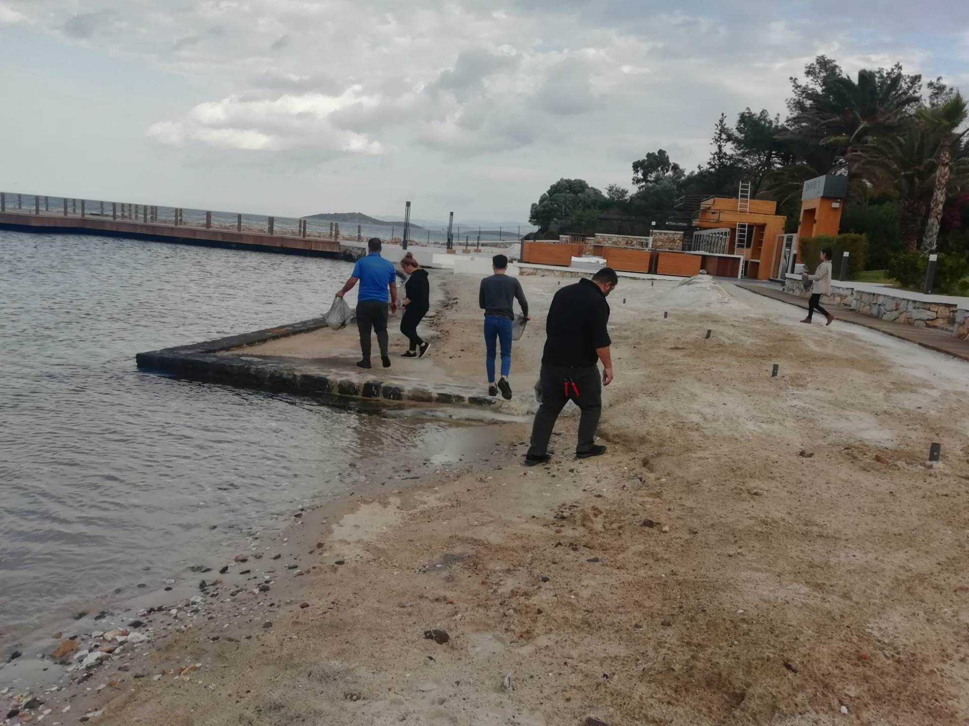 Bodrum'da otellerde kıyı temizliği