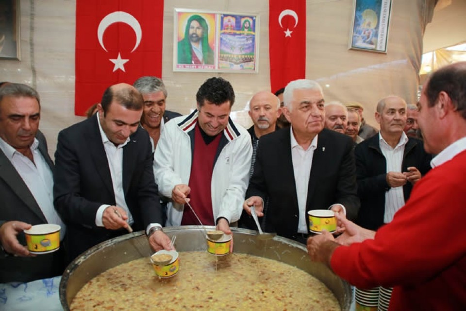 AŞURE GÜNÜNDE BAŞKAN VE VATANDAŞLAR ELELE