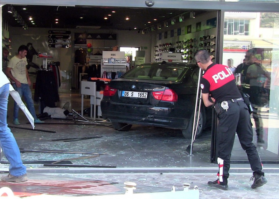 MAĞAZAYA GİRDİ, BEBEK SON ANDA KURTULDU