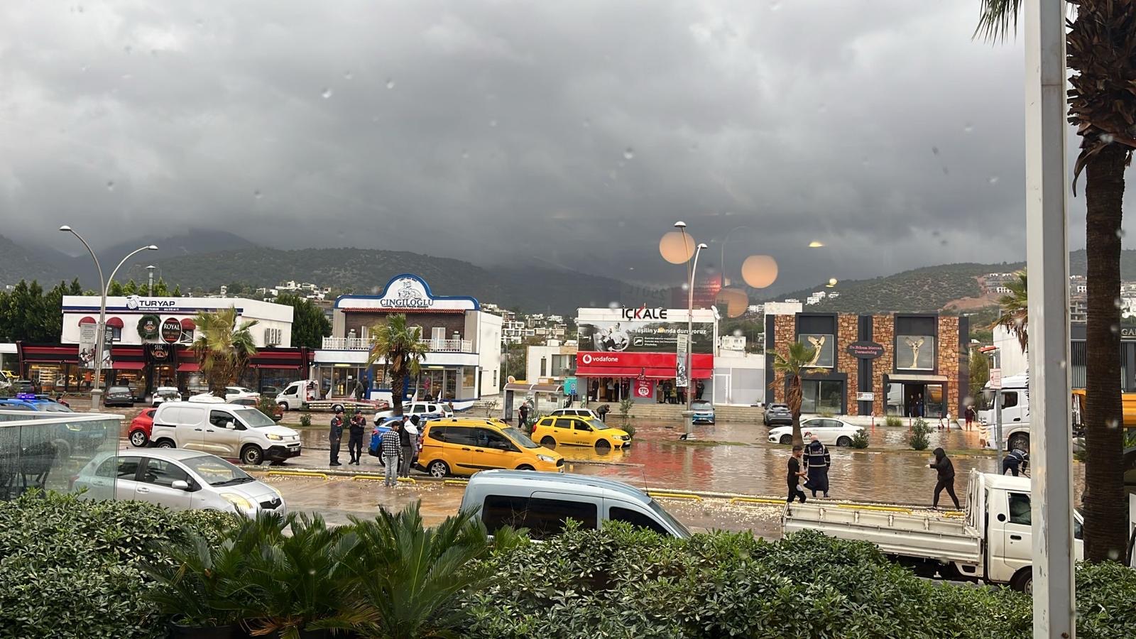 Bodrum’da Şiddetli Fırtına ve Sağanak Yağış Hayatı Olumsuz Etkiliyor