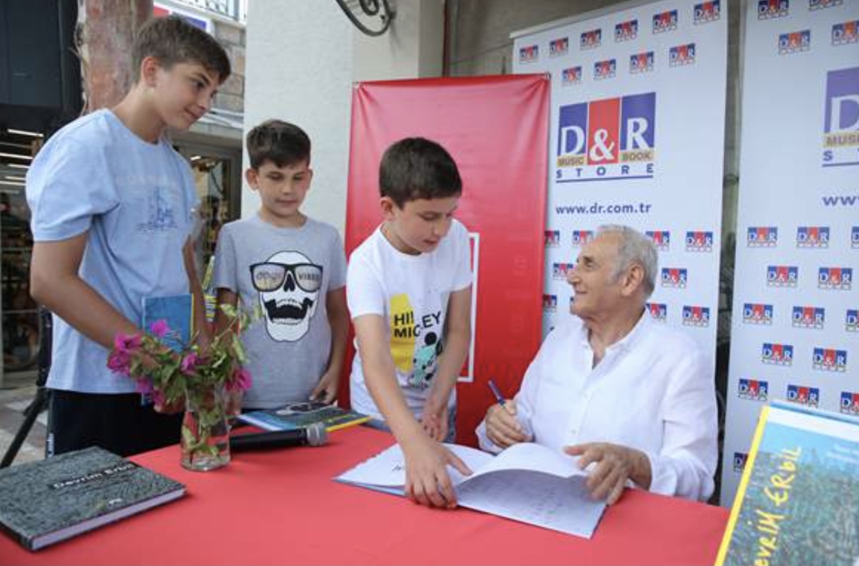 Ressam Devrim Erbil, Bodrum'da kitabının tanıtımına katıldı 