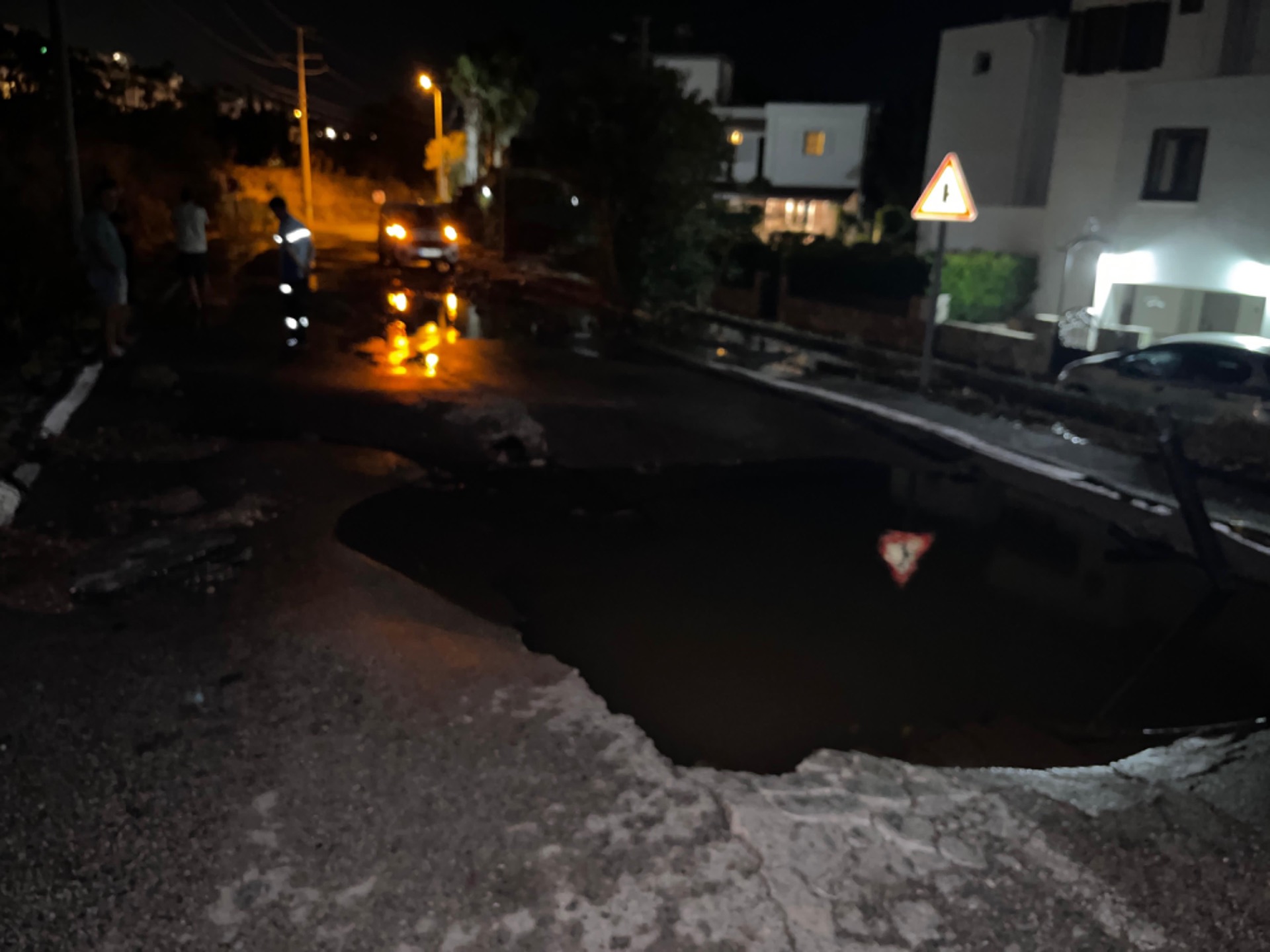 Bodrum'da su hattı bomba gibi patladı, yine tonlarca su israf oldu