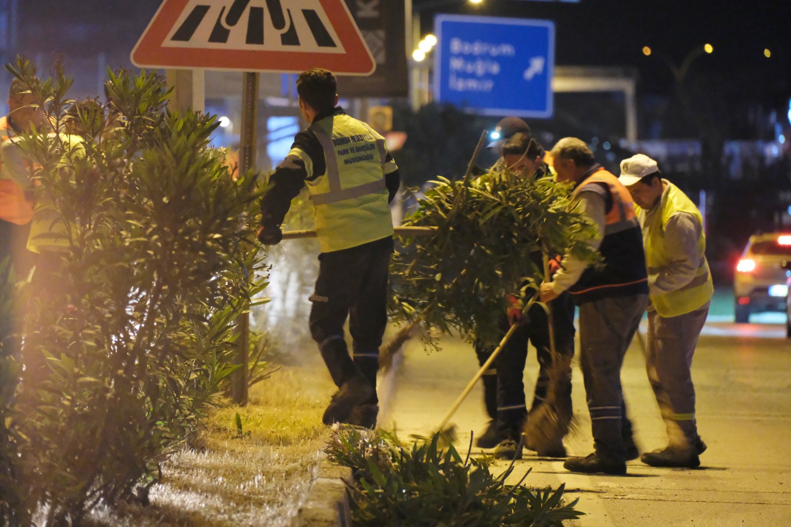 Belediye ekiplerinden gece mesaisi