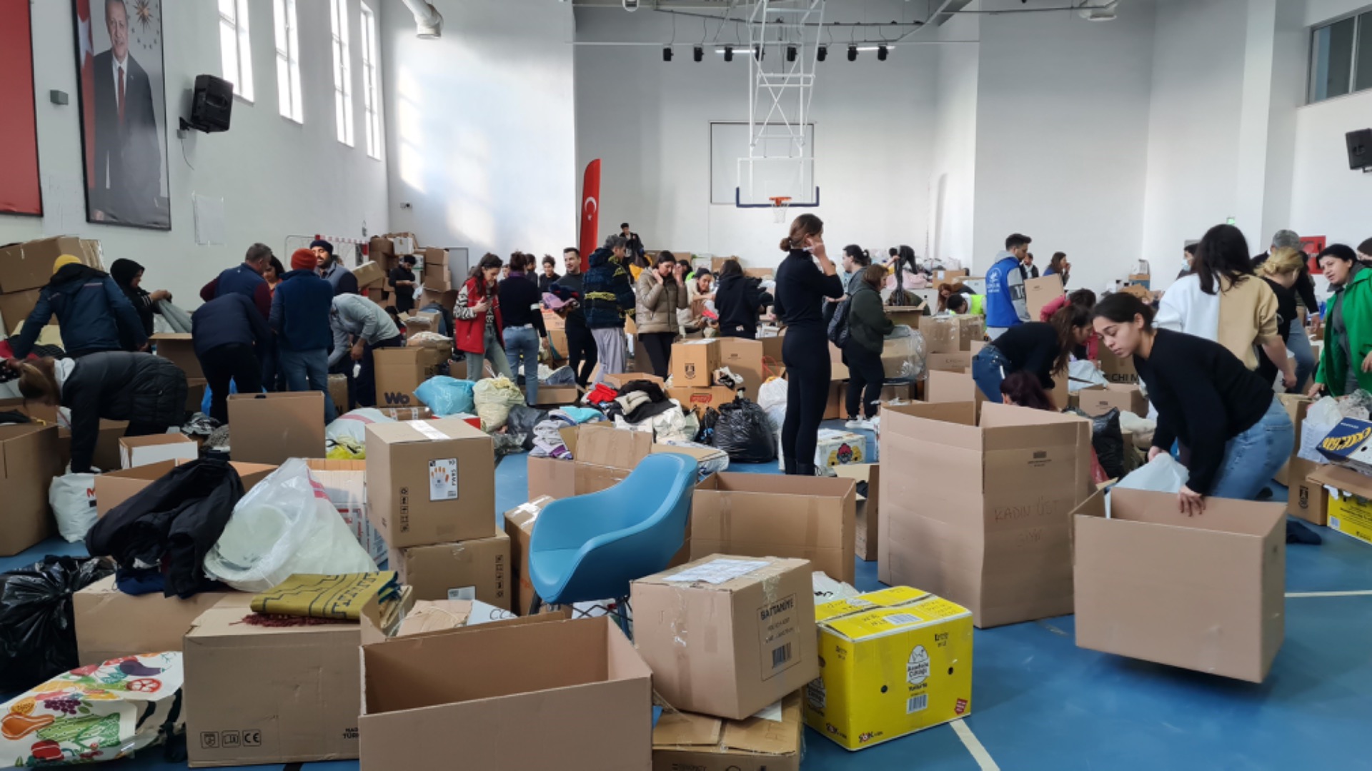 Bodrumlu öğretmenler, depremzedeler için seferber oldu