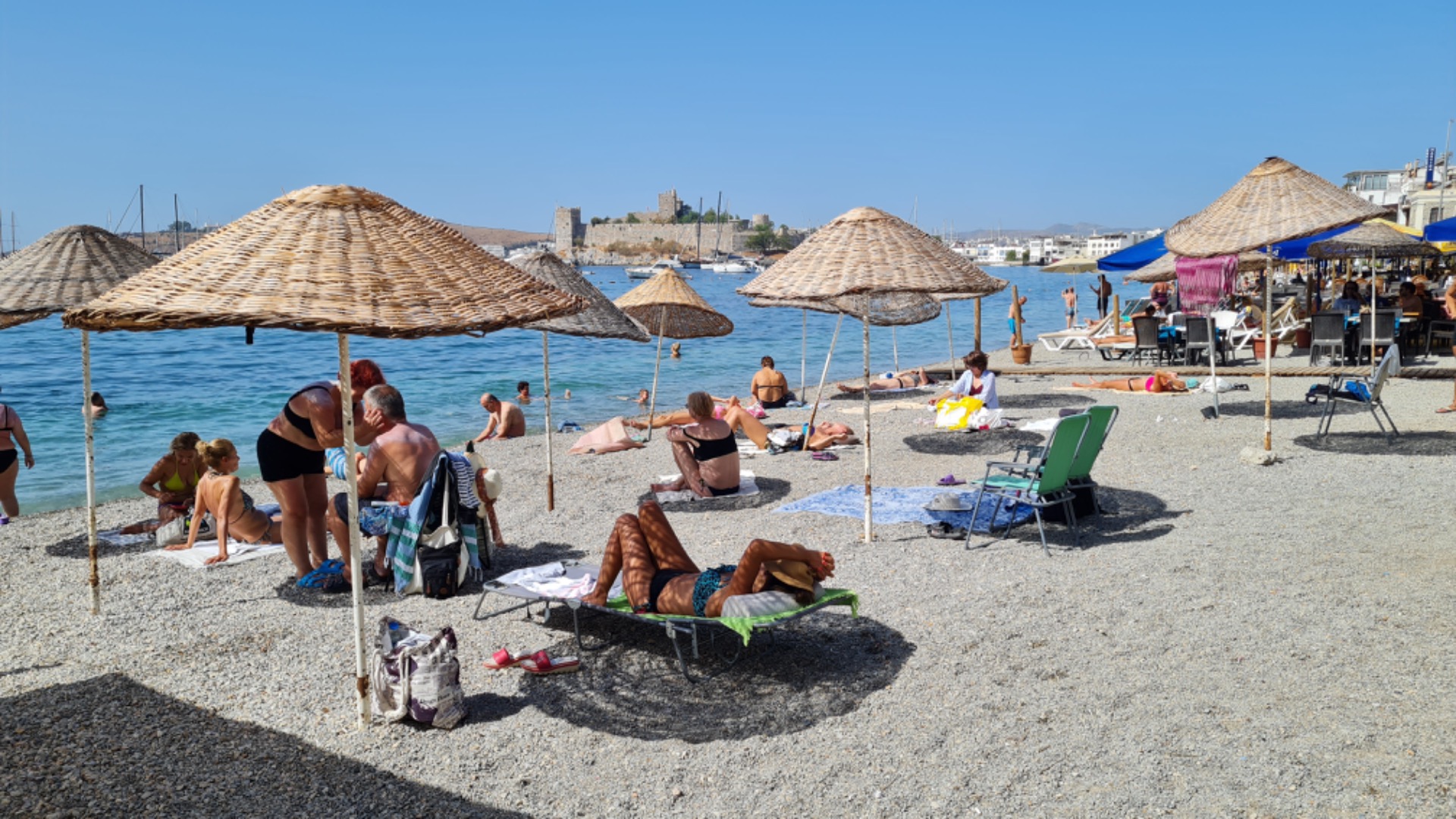 Bodrum hava 35 derece olunca sahiller Temmuz ayını aratmadı