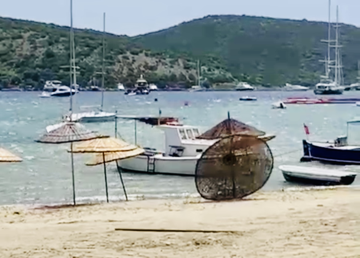 Gecekondu Plaj, Bitez’de tehlike saçtı!