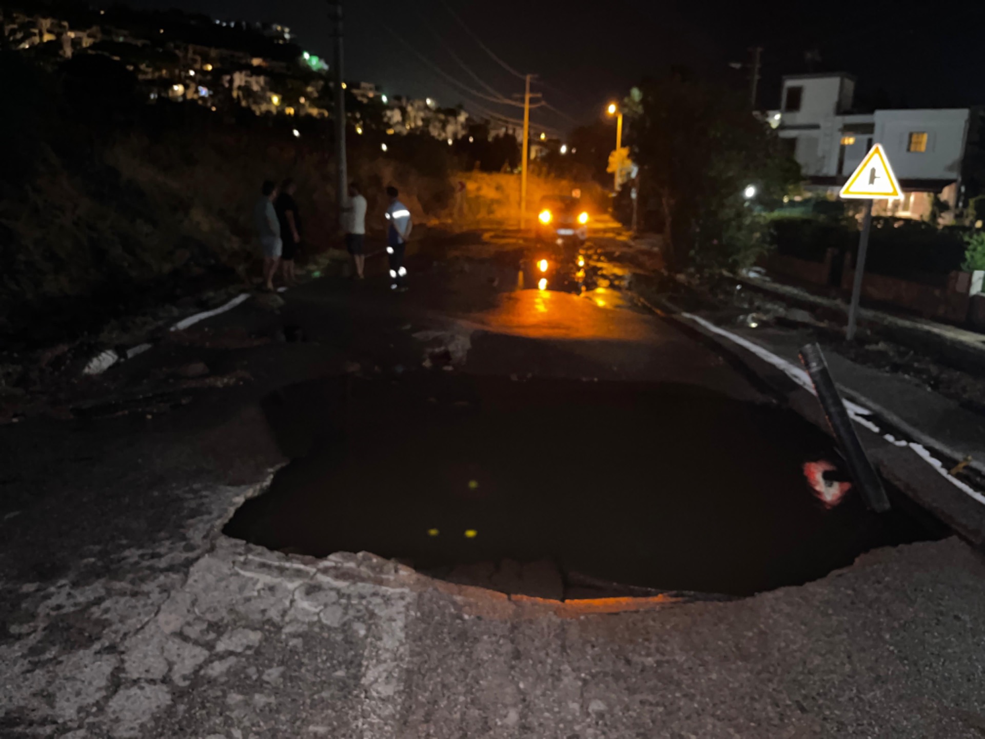 Bodrum'da su hattı bomba gibi patladı, yine tonlarca su israf oldu